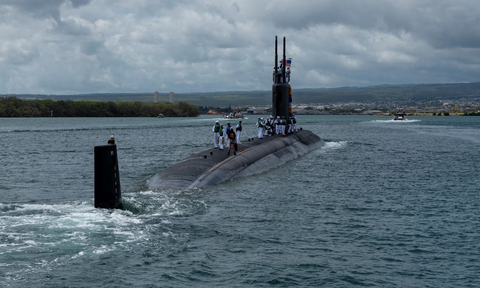 Sailors aboard the fast-attack submarine USS Columbia (SSN 771) prepare to moor at the submarine piers at Joint Base Pearl Harbor-Hickam on Wednesday following a six-month Western Pacific deployment. (Photo/U.S. Navy Mass Communication Specialist 2nd Class Michael H. Lee)